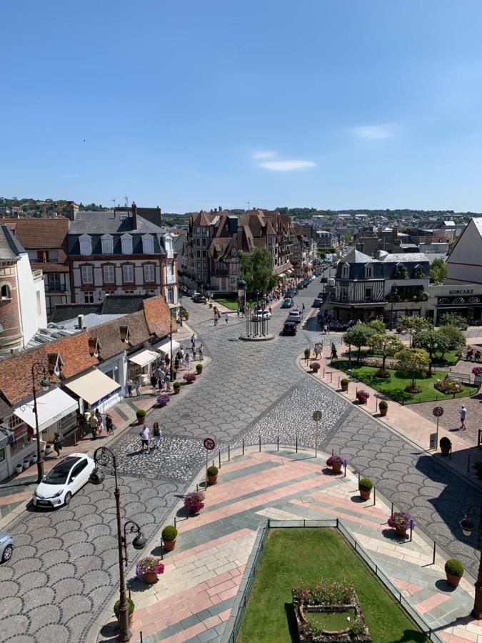 Appartement au cœur de Deauville avec vue imprenable et parking privé Esterno foto