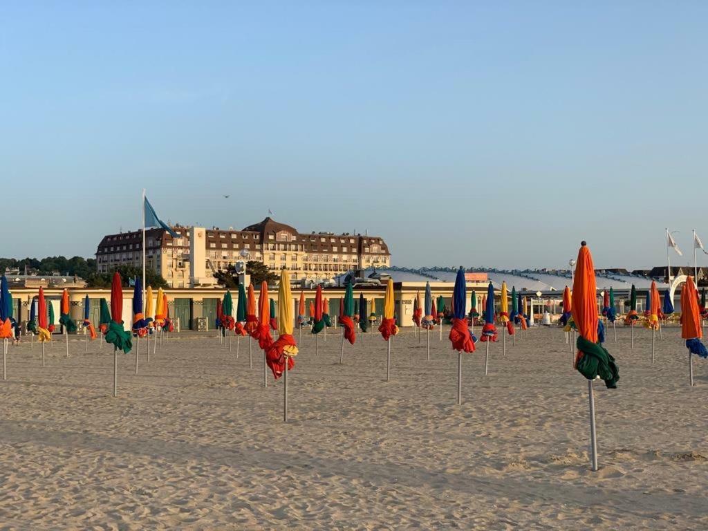 Appartement au cœur de Deauville avec vue imprenable et parking privé Esterno foto